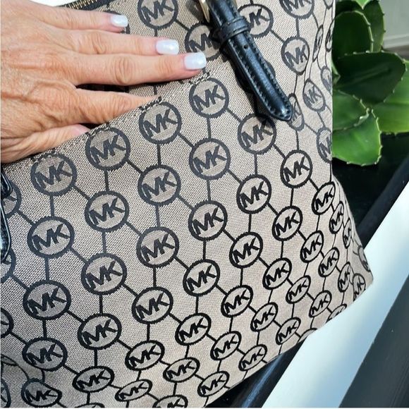 Michael Kors genuine leather canvas, signature large tote bag shoulder handbag - Picture 2 of 8